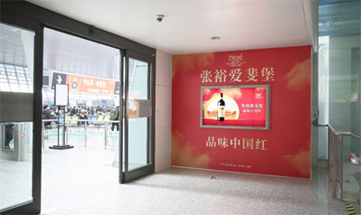 杭州东高铁站进站检票口两侧灯箱广告