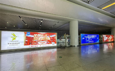 杭州高铁站到达层外通道隔断灯箱广告