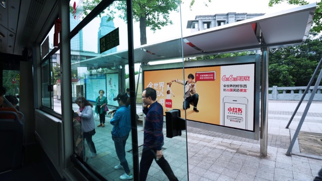 重庆候车亭公交站广告价格收费，重庆公交站亭站牌广告优势分析