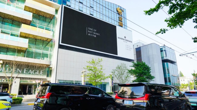 上海静安南京西路金鹰国际户外折角LED屏广告，上海LED大屏广告价格