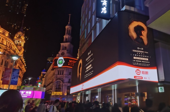 上海黄浦南京东路世纪广场户外折角LED屏广告，上海LED大屏广告价格
