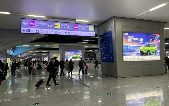 郑州东高铁站到达换乘大厅包柱灯箱广告牌，郑州东站广告价格收费