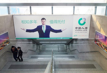 郑州地铁站厅梯楣广告