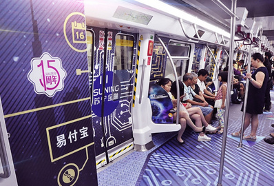 深圳地铁创意内包车广告