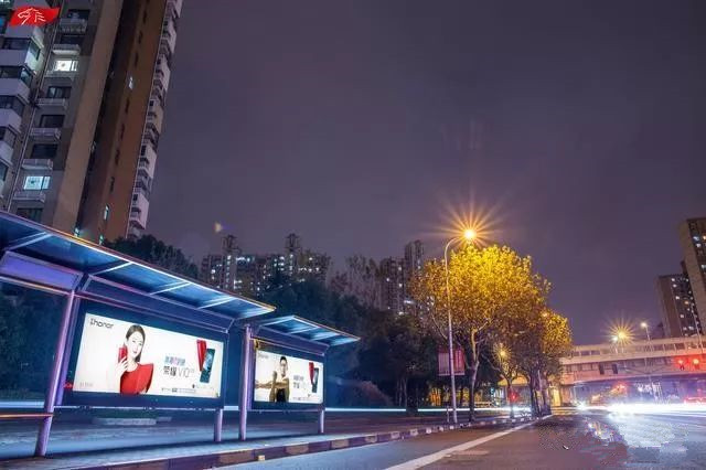 荣耀手机上海公交站台广告