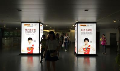 国际到达东一指廊二层包柱灯箱广告