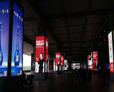 南京南高铁站一层北广场包柱灯箱广告