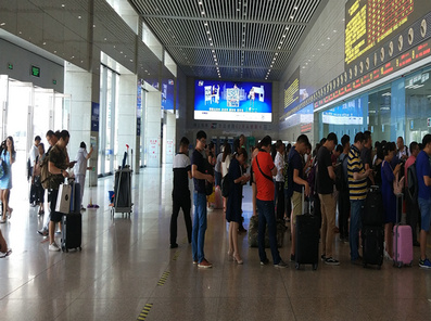 南京南高铁站一层售票大厅嵌入式灯箱广告
