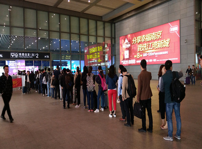 南京南高铁站一层北进站口嵌入式灯箱广告