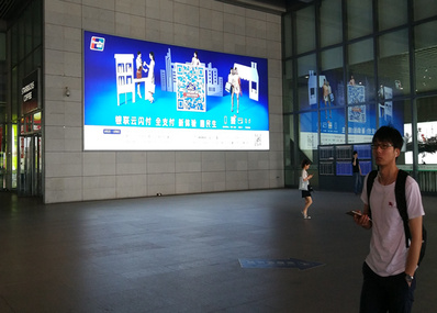南京南高铁站一层北进站口咖啡北墙嵌入式灯箱广告