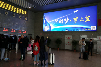 南京南高铁站二层售票大厅嵌入式灯箱广告
