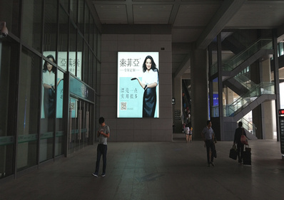 南京南高铁站一层南广场出口嵌入式高空灯箱广告