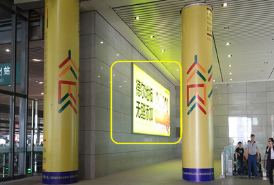 南京南高铁站交互层南广场嵌入式灯箱广告
