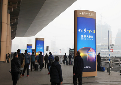 南京南高铁站三层南落客平台图腾式灯箱广告