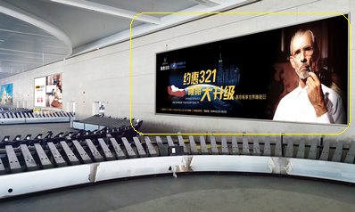 温州机场T2到达行李厅，最中央行李转盘墙面灯箱广告