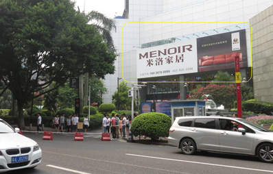 天河城广场正南方向左边广告大牌