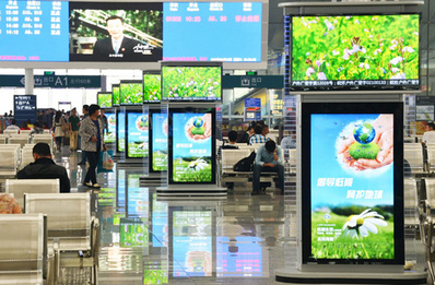 三亚火车站候车大厅一体刷屏机广告