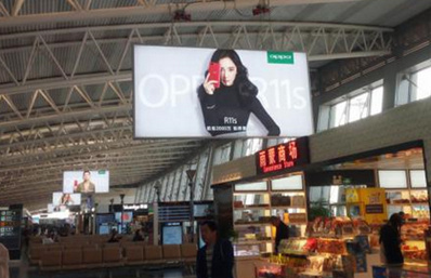 西安机场T2国内出发候机厅悬挂灯箱广告