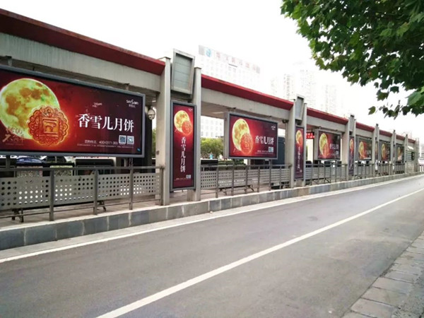 郑州BRT公交车站台广告