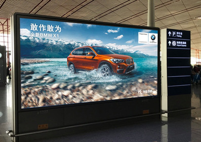 北京机场T3四层办票大厅灯箱广告
