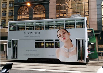 你们喜欢的迪丽热巴，也上了香港公交车广告