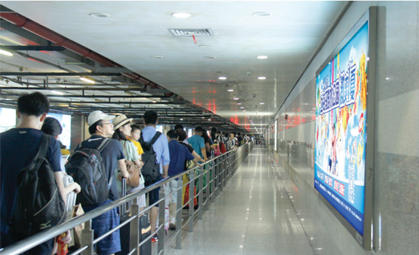上海虹桥高铁站灯箱广告