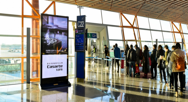 北京机场竖式刷屏机广告