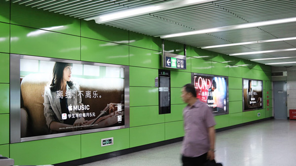 北京地铁十二封灯箱广告