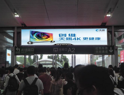 深圳北高铁站出站口门头灯箱广告