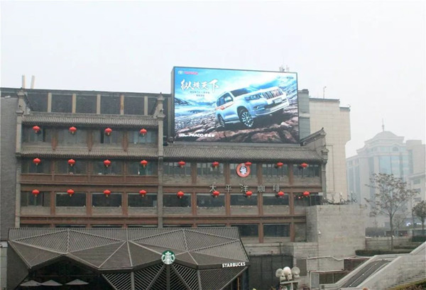 丰田普拉多西安钟楼世纪金花LED屏广告
