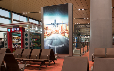 F2层国内出发西指廊候机区巨型站立式灯箱广告