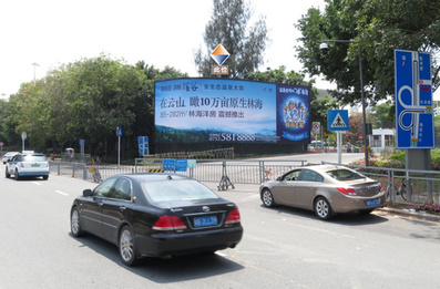 深圳湾口岸望海路入口墙体广告