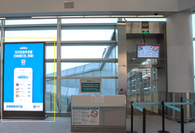T2国际出发登机口旁站立式灯箱广告