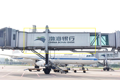 杭州机场廊桥区贴膜广告