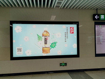为什么地铁灯箱适合做饮品广告?
