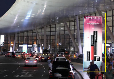 南京机场出发门口外车道双面图腾灯箱广告