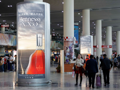 澳门国际机场出发大厅前双面灯箱广告