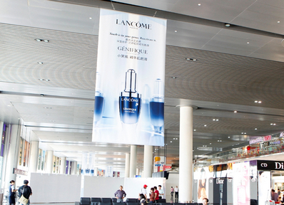 澳门机场登机闸口区巨型吊幅广告