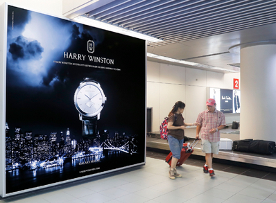 澳门机场行李提取区入境巨型挂墙灯箱广告