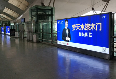 武昌火车站进站通道两侧立式灯箱广告