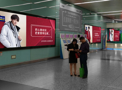 广州火车东站出站通道处墙体灯箱广告