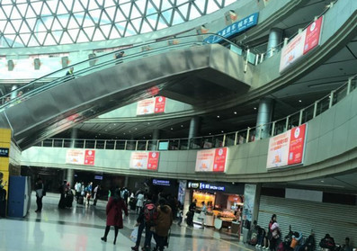 广州火车东站广九环厅墙体灯箱广告