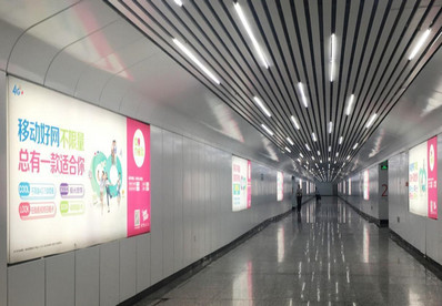 广州火车东站长途出站通道墙体灯箱广告