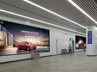 广州火车东站出站厅墙体灯箱广告