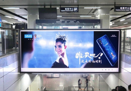 VIVO手机杭州地铁梯眉灯箱广告