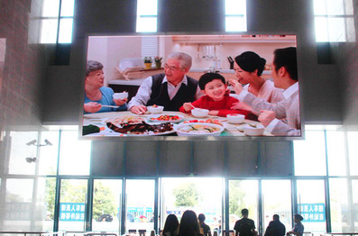 惠东站出站闸机口上方LED屏广告