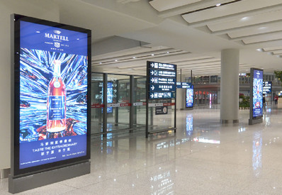 昆明机场安检后方站立式灯箱广告