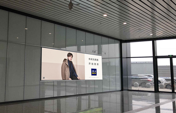 重庆西高铁站灯箱广告