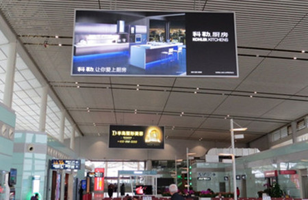 长沙黄花机场出发区悬挂灯箱广告