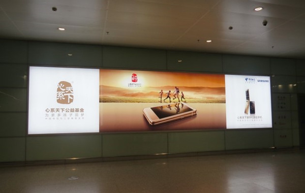 长沙机场一层国内到达行李厅室内灯箱广告